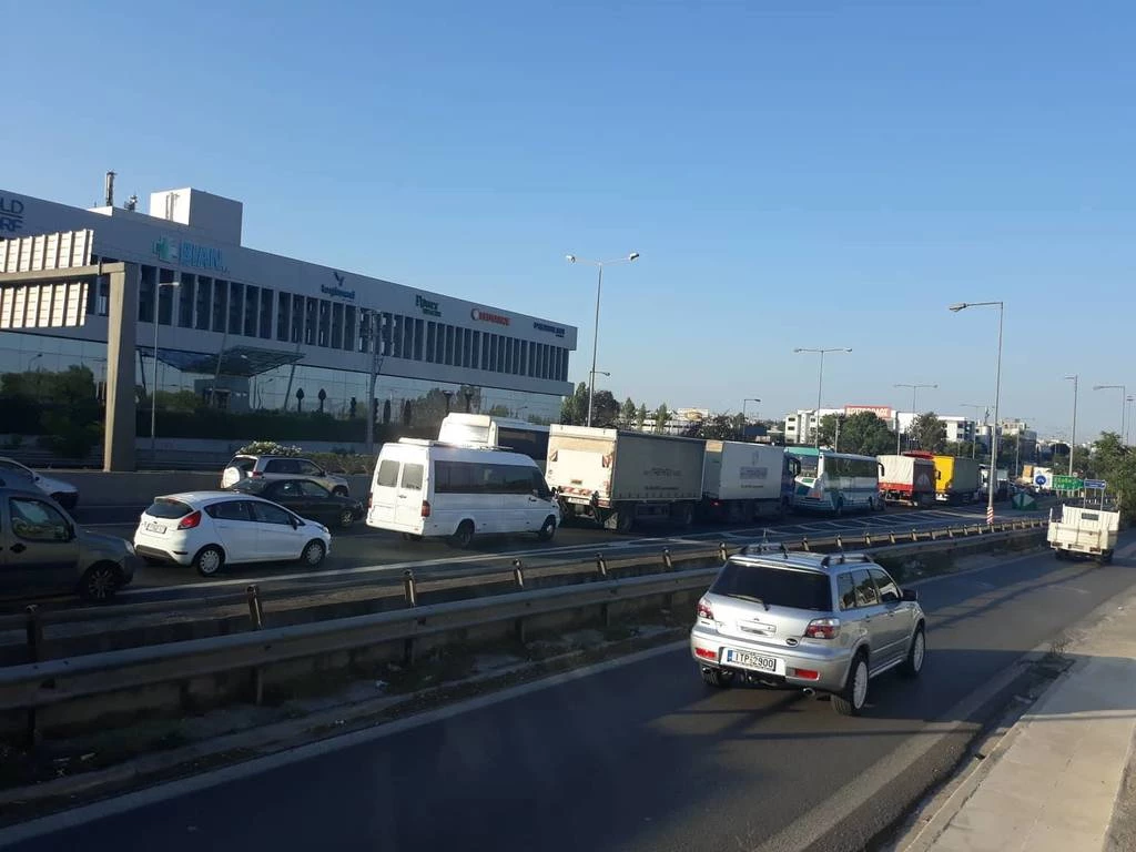 Αναποδογύρισε όχημα στην Εθνική οδό – Ουρές χιλιομέτρων (εικόνα)